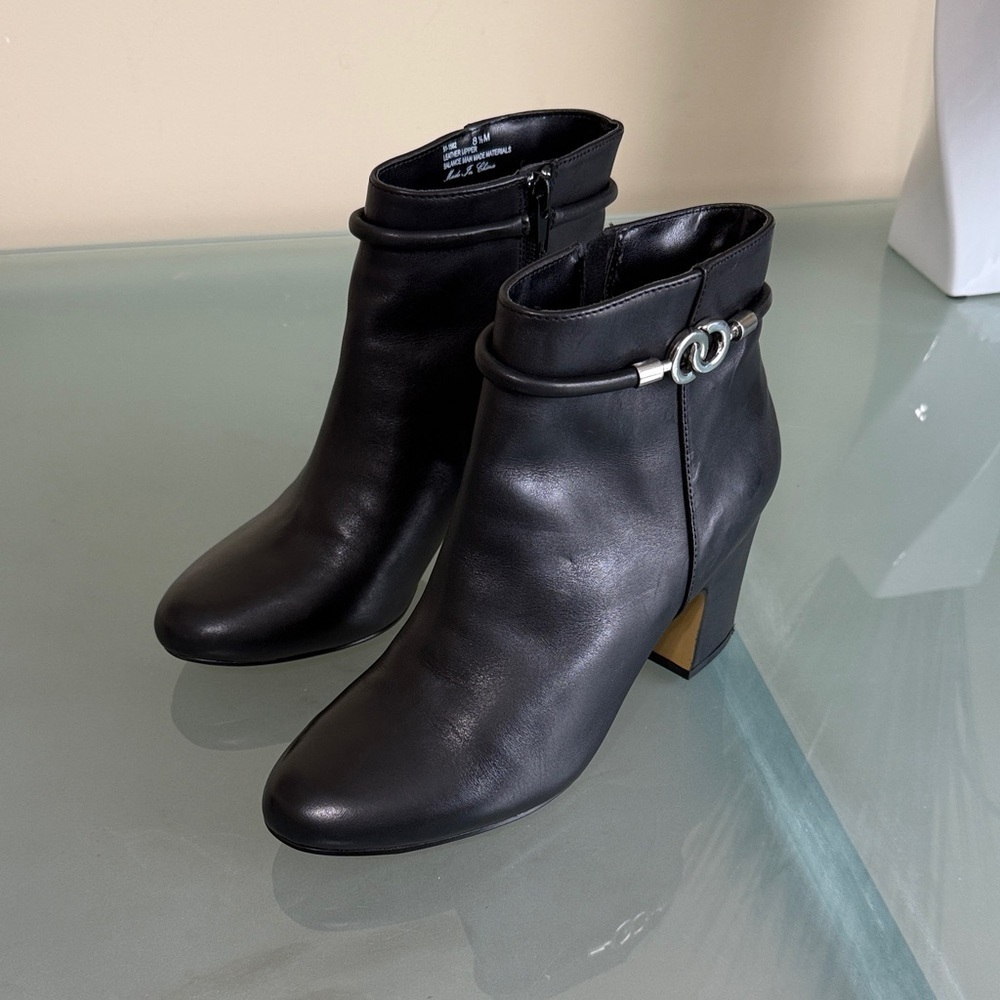 Like NEW Bella Vita Black Leather Ankle Boots with Block Heels Size 8.5